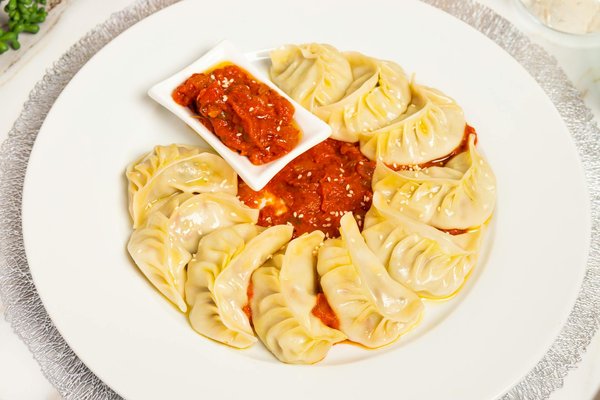 How do you make a hearty beef Wellington with a flaky crust?